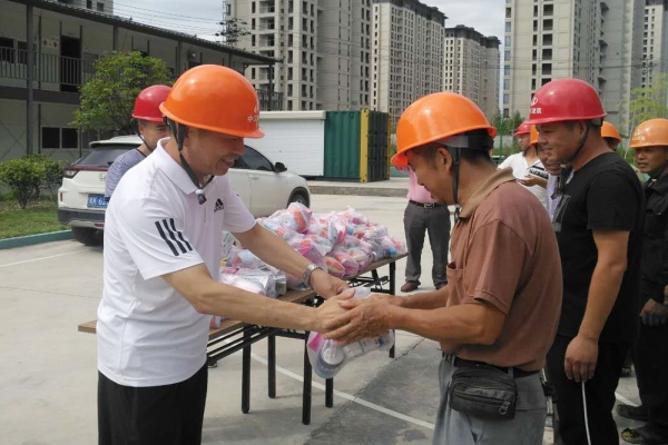 市建設(shè)局、市建筑業(yè)協(xié)會(huì)領(lǐng)導(dǎo)親臨現(xiàn)場(chǎng)慰問一線工人